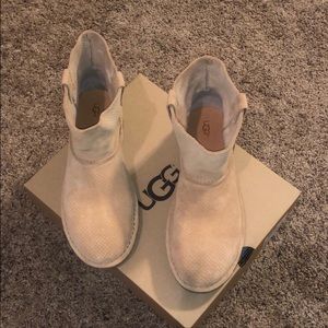 NEW IN BOX UGGS TAN SIZE 8
